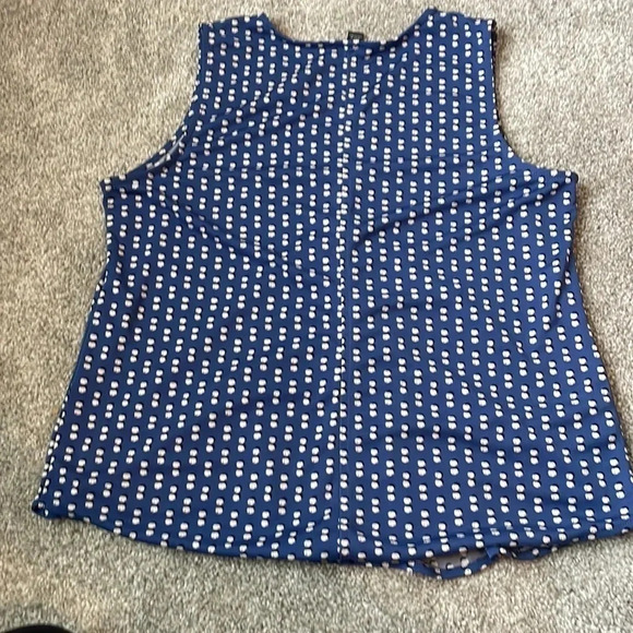 Ann Taylor petite medium polyester blue with white polka dots sleeveless blouse - Picture 6 of 6
